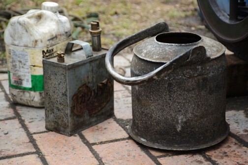 そして最も気に入った道具たちはこれです。水をさすヤカンとガソリンの携行缶でしょうか・・・