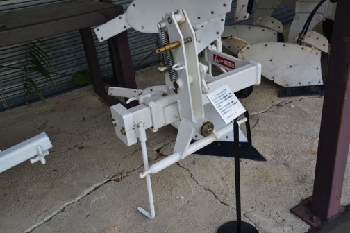 品名：リバーシブルプラウ　形式・仕様：ORY 15×1　製造社・国：スガノ農機　日本　導入使用経過：1985（昭和60）年製作。小型トラクタ用国産第一号機。反転機構がプラウの上下で連動する画期的なプラウ。