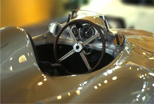 こちらはベンツW196というクルマだそう。Veglia Borletti は1930年の頃からタコメーターやスピードメーターを作っていたみたい。このベンツには回転計が付いているそうです。JEAGERもそうですけど、Veglia Borlettiを検索すると同じ会社かどうかは定かではありませんが腕時計が出てきます。計器と腕時計。何か関係しているのでしょうか・・・似たような雰囲気がありますけど。