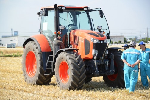 クボタトラクターM7001シリーズM7151です。広い麦の刈り跡にたくさんのクボタ製品が展示されています。試乗もできるようになっています。