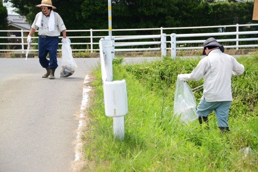 ゴミ拾い。農村環境保全活動の中の「景観保全・生活環境保全」施設等の定期的な巡回点検・清掃ってヤツです。