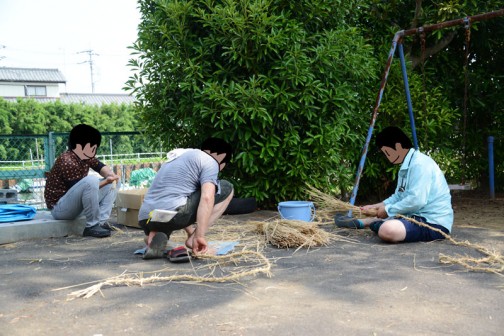 早めに来た人たちは稲ワラをよじって縄を作ります。