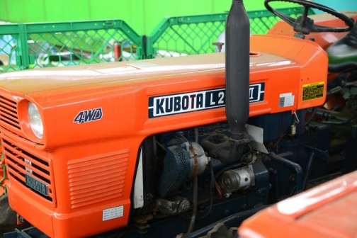 クボタ教の教祖Nさんに連れて行ってもらった、クボタ筑波工場で行われた、関東甲信越クボタグループの「元氣農業応援フェア」2016。その中で会場の隅に置いてあった30年以上前のクボタL245-Ⅱ DT、「撮りトラ」です。 tractordata.comによればKubota L245は1976年 - 1985年、1.1L3気筒25馬力/2800rpmのエンジン。30年以上前の機体です。でも新車のような輝き！