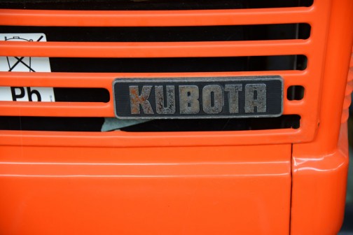 クボタ教の教祖Nさんに連れて行ってもらった、クボタ筑波工場で行われた、関東甲信越クボタグループの「元氣農業応援フェア」2016。その中で会場の隅に置いてあった30年以上前のクボタL245-Ⅱ DT、「撮りトラ」です。 tractordata.comによればKubota L245は1976年 - 1985年、1.1L3気筒25馬力/2800rpmのエンジン。30年以上前の機体です。でも新車のような輝き！