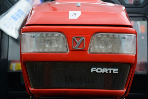 ヤンマーAF226 軽快な雰囲気の車両に軽快なキャビン。展示の中古車の中ではピカイチのカッコよさです。