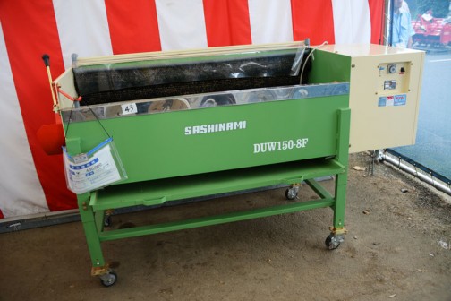 サシナミ　ニンジン洗浄機　DUW150-8F　中古価格￥430,000　サシナミは愛知県豊川市の株式会社 指浪製作所という会社。