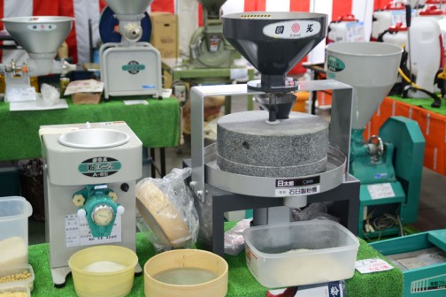 右の機械、名古屋市南区の國光社という会社の　そば用電動石臼製粉機・C-300　価格￥388,800