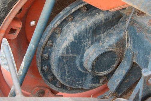 クボタL2601DTは農研機構の登録で1976年、今年で40歳です。3気筒立形4サイクルディーゼル1299cc、26馬力/2800rpm。この顔はL3001と同じ涙袋のあるタイプ。
