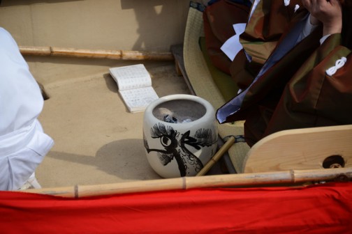 火鉢です。暖房用かと思いましたが、他の船には置いていなかったので、すぐ後ろの人が演奏する楽器を暖めるものなのかな？
