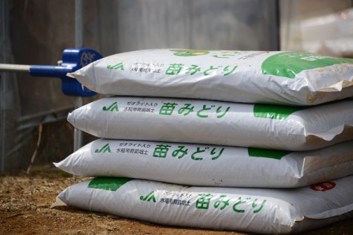 この土の袋もすごい量でした。こうやって「土」を作る工場があって、毎日作られているんですよね？　日本中の米農家がこういった製品を使うわけですから、あっという間に山の一つや二つはなくなってしまうんじゃないでしょうか・・・工場、どうなっているのか見てみたいです。