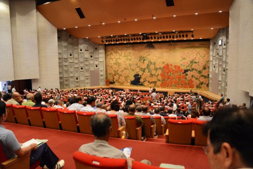 場所は茨城県県民文化センター大ホール。1500人の定員だそうですが、席はかなり埋まっていました。