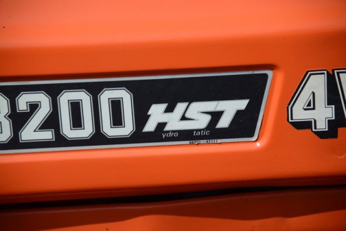 tractordata.comによると、B8200HST（4WDなのでB8200HST-D）は1983年〜1990年、水冷3気筒0.9L19馬力/2600rpmとなっています。当時の価格は四駆のHST（B8200HST-D）で$11,400 。