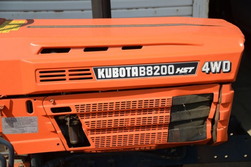 tractordata.comによると、B8200HST（4WDなのでB8200HST-D）は1983年〜1990年、水冷3気筒0.9L19馬力/2600rpmとなっています。当時の価格は四駆のHST（B8200HST-D）で$11,400 。