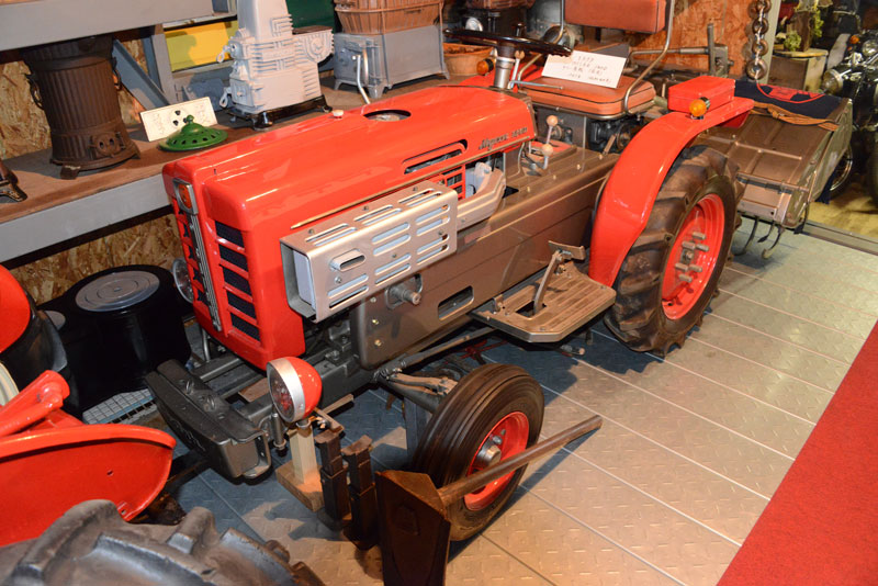 今日は北海道でhokkaidoujinの案内でandoさんと見た私設博物館所蔵、サトー（佐藤造機？）の赤いトラクター、（トラクターというよりは乗用耕耘機に近いかもしれません）MY CAR140「撮りトラ」です。