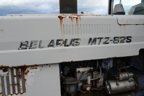 tractordata.comによれば、ベラルーシMTZ-82は1975年〜1977年ベラルーシのミンスク生まれ。水冷4気筒4.7Lディーゼル80馬力/2200rpm。MTZ-80が二駆で、MTZ-82が四駆のようです。僕が見たMTZ-82Sは（エス）は載っていなかったのですが、スペシャルのSかなあ・・・