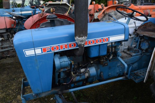 tractordata.comによればFORD1000は1973年〜1976年、シバウラ製2気筒1 .3Lディーゼルで25馬力/2500rpmだそうです。