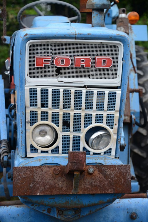 フォード5000は、ウィキペディアによると1964年から1979年まで製造。tractordata.comでは1965年〜1976年、この機体は4気筒のディーゼルエンジンが載っています。＊「tractordata.comによると馬力は69馬力となっていますが、これは4気筒3.8Lガソリンの馬力で、4気筒3.8Lディーゼルの馬力はわかりません。」と、昨日書きましたが、69馬力はディーゼルの馬力であるとの指摘を受けています。