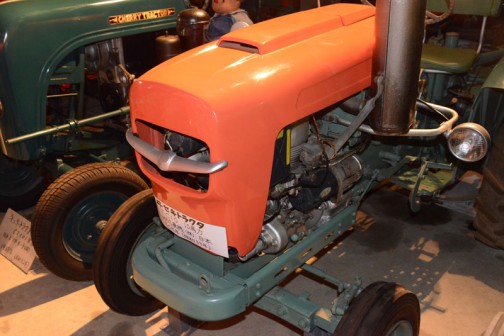イセキトラクタTC10 10馬力　井関農機㈱　日本　1958年（昭和33年）と書いてあります。エンジン脇の濃い色の円筒（セルモーターかなあ）は三菱電機製。正面のエアインテークについている翼かウシの角のような飾りと、大きく張り出した腕についたランプ（メーカーわからず）が印象的です。