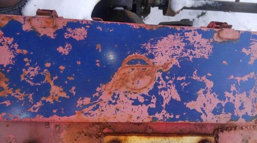 シバウラの工具箱　どっちの色がベースですかね・・・赤い工具箱に青を塗ったのかな？　こういうあとから加わった変化も金属の工具箱だと楽しめますね！