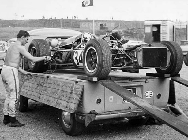 画像を探している過程でこんな写真を見つけました。キャプションによれば1966年のF1オランダGPの写真で、なんとプラーベーターのF1ドライバーだそう。RRで車高の高いワーゲントラックにF1マシンを積んでF1を走るなんて！なんてカッコいいんだ！当然長い歩み板が必要になるわけで、何だか超危険。