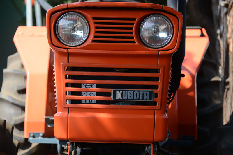 クボタ教の教祖Nさんに連れて行ってもらった、クボタ筑波工場で行われた、関東甲信越クボタグループの「サマーフェア」2017。倉庫のの隅に置いてあった30年以上前のクボタL245-Ⅱ DT。 tractordata.comによればKubota L245は1976年 - 1985年、1.1L3気筒25馬力/2800rpmのエンジン。新車のような輝き！