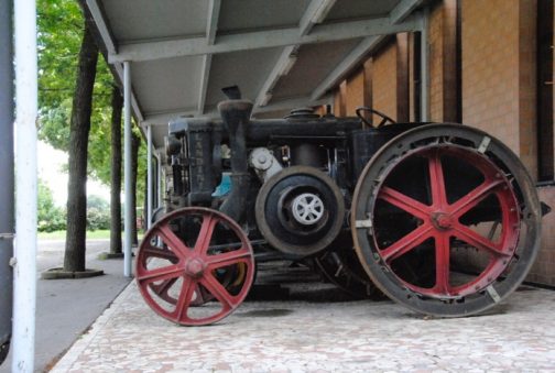 これがそのランディーニ。ランディーニといえばマッセィファーガソンやイセキでおなじみのイタリアの会社ですね！鉄車輪でずいぶん古そうです。ずいぶん昔からトラクターを作っていたんですね。