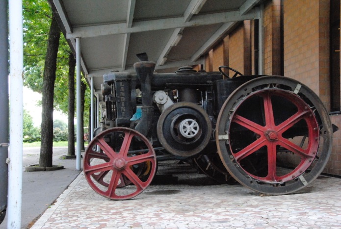 これがそのランディーニ。ランディーニといえばマッセィファーガソンやイセキでおなじみのイタリアの会社ですね！鉄車輪でずいぶん古そうです。ずいぶん昔からトラクターを作っていたんですね。