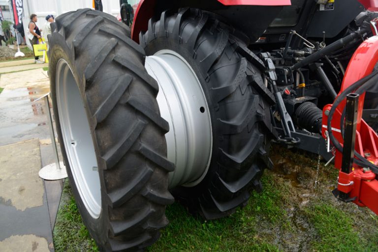 不思議なダブルタイヤ付（13.638畦またぎ）クボタ・グランダムM105D「撮りトラ＠第34回国際農業機械展in帯広」 水戸市大場町・島地区農地・水・環境保全会便り