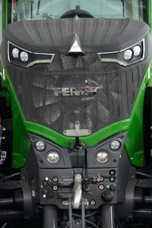 FENDT F1050VARIO S4LR 巨大なクーリングファンがスケスケのお面の奥に見えています。直径1mくらいあるんじゃなかろか・・・