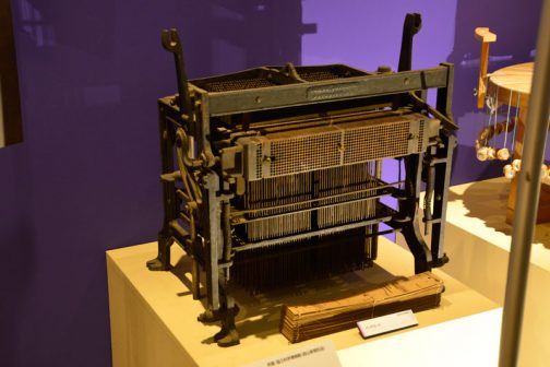 ジャガード織機 1880（明治13）年 JAMES JACKSON PATERSON NJ.製（アメリカ） ジャガード織機桐生（群馬県）で初めて導入したのが森山芳平という人。この機械によって桐生の織物産業が盛んになったそうです。後に皇居のタペストリーを織るのにもつかわれた・・・とあります。 明治に入って機械が導入されることが多くなり、従来より生産が強化されて産業と呼べるものが興ったということなんですね。