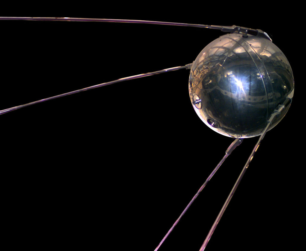 と、思ったら同じ年の生まれでした！Wikipediaによれば（写真もWikipediaより） スプートニク1号（スプートニク1ごう、露: Спутник-1）は、ソビエト連邦が1957年10月4日に打ち上げた世界初の人工衛星である。重量は 83.6kg。Спутникはロシア語で衛星を意味する。 コンスタンチン・ツィオルコフスキーの生誕100年と国際地球観測年に合わせて打ち上げられた。科学技術的に大きな成果となっただけでなく、スプートニク・ショックを引き起こし、米ソの宇宙開発競争が開始されるなど、冷戦期の政治状況にも影響を与えた。 とあります。
