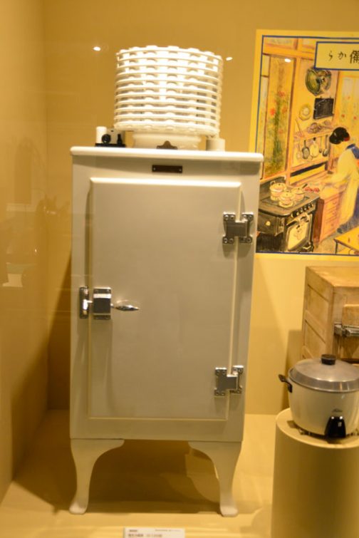 電気を使った生活、そのための電化製品も展示されていました。これは冷蔵庫です。