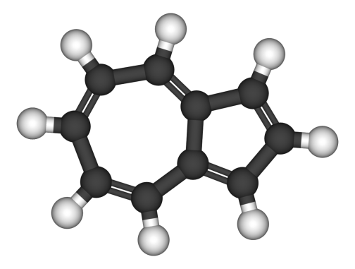 一方アズレンは同じく黒い炭素が10個。白い水素が8個ですが、くっつき方が違います。7角形と5角形が1辺を共有した形。へー。（画像はWikipediaより） もう、「へー」というしかないです。