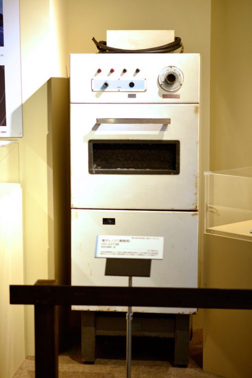 というわけで、1961年、東京芝浦電気製の電子レンジです。冷蔵庫ぐらいの大きさ。中央の取手部分が実際の調理スペースなのでしょう。今のサイズを考えると驚異的です。