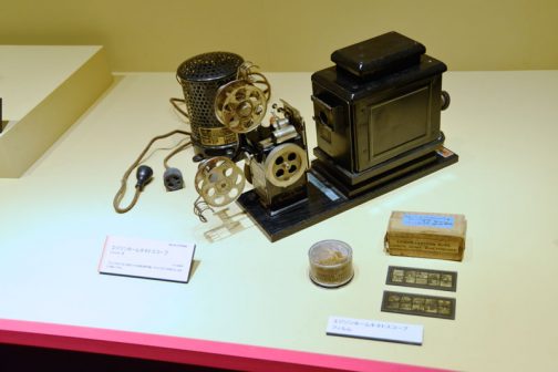 エジソンホームキネトスコープ 1912（大正元）年に発売された家庭用映写機。1914（大正3）年頃には、日本にも輸入された。