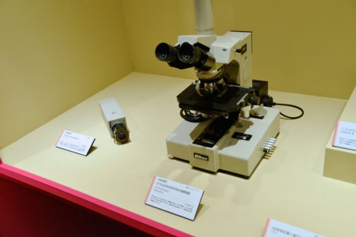 CF式光学系研究生用生物顕微鏡「バイオフォト」 世界で初めてCF方式を採用した顕微鏡。対物レンズ及び接眼レンズの色収差をそれぞれ単独で補正するもので、画期的な技術革新として、顕微鏡の技術が飛躍的に向上した。 とあります。CFとは「Chromatic Aberration Free」の略らしく、方式というより、色収差がないよ・・・と結果を表しています。