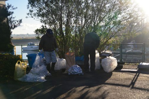 集合場所である集落センターに行ってみるとすでに先客が・・・この日は粗大ゴミの日でした。しまったっ！朝日を向こうにゴミ袋が光ります。