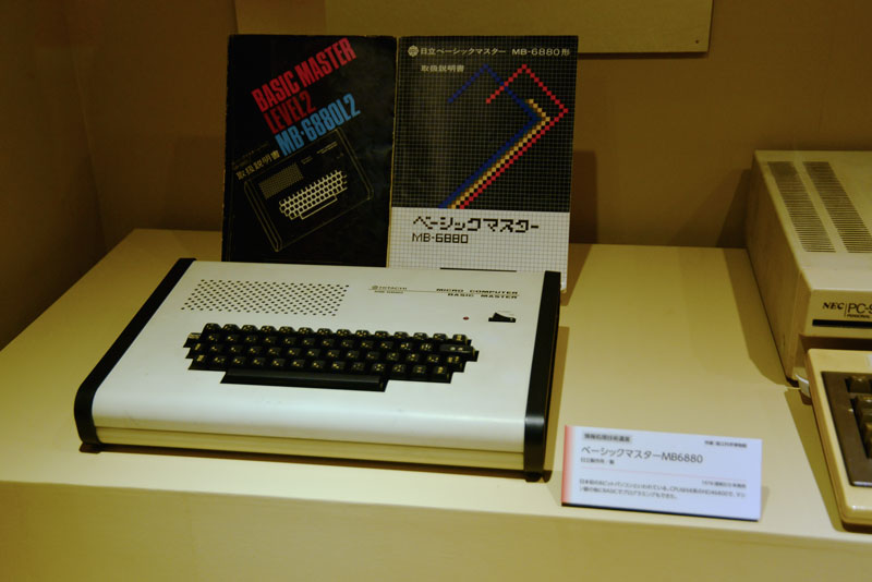 ベーシックマスターMB6880 1978?（読めません） 日本発の8ビットパソコンといわれている。CPUは68系の・・・（読めず）マシン語の他にBASICでプログラミングもできた。
