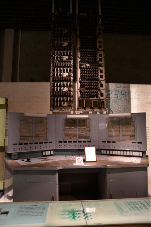僕はこれがマルスの本体なのかと思っていたのですが違いました。 これは電気試験所というところで開発されたリレー式大型自動計算機でした。ずらりと並んだリレーがタワー状になっています。悪の秘密結社が使っていそうなシロモノ。
