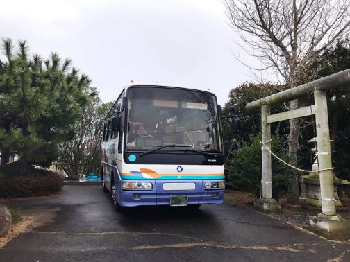 この日は同じ茨城県の龍ケ崎市から塗高地域資源保全会の一行がみえました。なんとバスです！