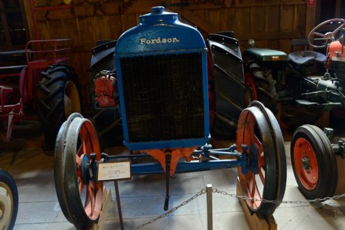tractordata.comによると、フォードソンという名前が使われた理由は、フォードモーターの株主がトラクターに興味がなかったのでヘンリーフォードがトラクター製造のために「Henry Ford & Son」という会社を設立せねばならなかったことに由来しているそうです。フォードソンF形は1917（大正6）年 - 1928（昭和3）年まで10年以上の永きにわたって生産されたようで、このフォードソンのキャプションでは昭和2年と書かれていることにも合致しています。