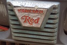 YANMAR Redこれは初めて見ました。赤いRedの下には「T」じゃないでしょうか？「T」と言えばトラクター。僕はこれをトラクター専用エンブレムじゃないかと考えました。