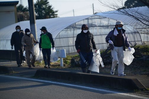 草刈りにまわる時と同じまわりでボランティア用のゴミ袋を持って出発です。