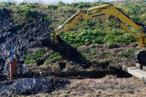 水路の底に溜まった泥を土手と畦、両方に上げていくのですが、畦は狭く土手は急で納まり切らない感じです。