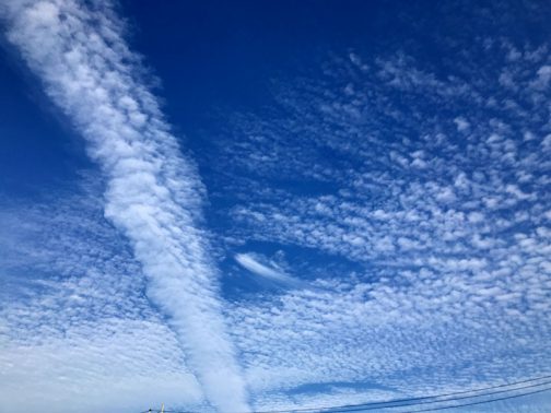 鰯雲のような（巻積雲というのでしょうか？）雲の中を航空機が通り抜けたのだと思います。以前、自宅の上空ではたくさん旅客機が飛ぶのが見られましたが、最近はめっきり見ないです。