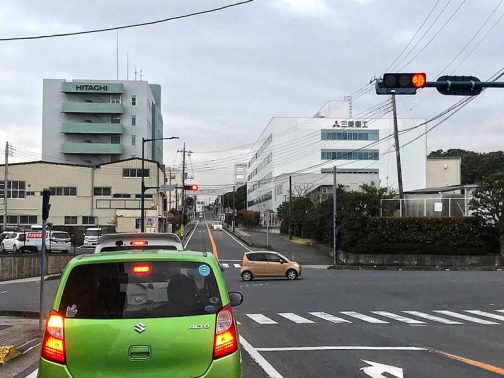 先日日立市に用事があって行った時、車の中から撮った写真です。遠くの方はご存知ないかもしれませんが、日立市は街全体が教科書時にHITACHIの街、企業城下町です。当然、工場、建物から何から全部HITACHIに何かしら関連するものだったりしたのですが、これはなんと！いつの間にか三菱重工の看板が道を挟んでHITACHIの看板と対峙しているではないですか！こんなことは今までありませんでした。そもそもこの建物たちは繋がっていたはず・・・すごくわかりにくいですけど、奥の方に空中回廊が建物をつないでいるのが見えませんか？