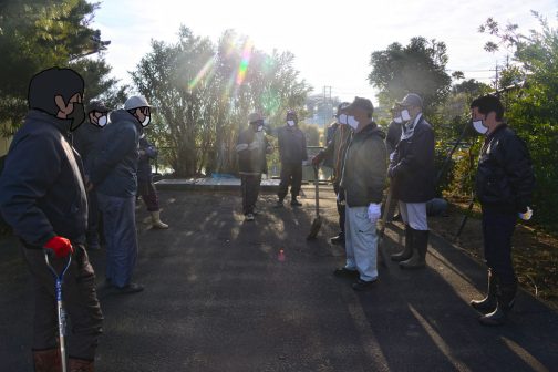 朝、スコップ持って集合です。参加は完全自由参加なのですが、思ったより人が集まりました。