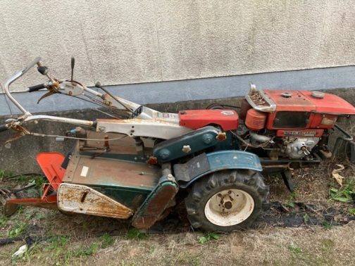 オークションで見つけたクボタ耕うん機K900です。ライトカウルがかっこよくなったK900Aとは別に型式認定番号が振られています。同じようにK700→K700A、K600→K600Aと別々に型式認定番号を持っています。