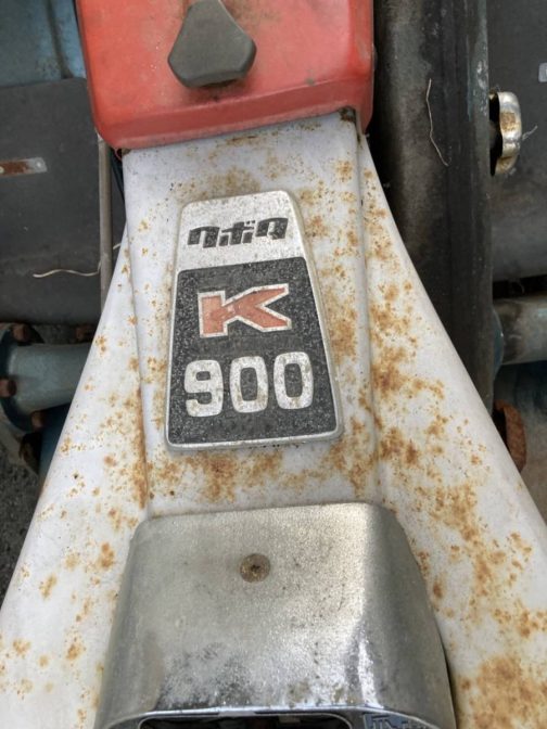 クボタの古い耕運機はこのハンドルネック部分に国営検査合格証票や運輸省型式認定番号銘板が貼られていたのに、それがどこかへ行ってしまっています。機種名をカッコよく、ゴージャスに演出してるのに国だの運輸省だのヤボでカッコ悪い・・・ということなのでしょうね・・・1972年ともなれば農機もおしゃれじゃないと売れない時代で、そういうダサいものは見えないところに持っていくことにしたのでしょう。