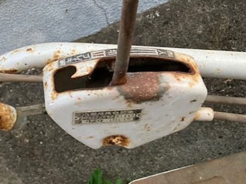 写真を拡大してみます。なんだかわかりませんよねぇ・・・実は手持ちの資料でクボタK900Aの運輸省型式認定番号は農746号とわかっています。ただ、クロスチェックする意味でも銘板を見つけたいです。資料から行けばこう書いてあるハズです。小型特殊自動車運輸省型式認定番号　農746号クボタ　K900A